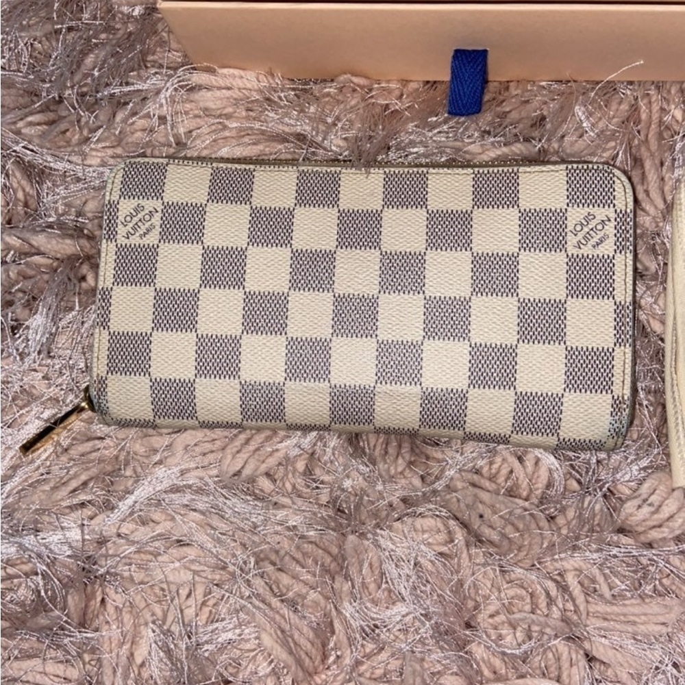 Louis Vuitton zippy wallet